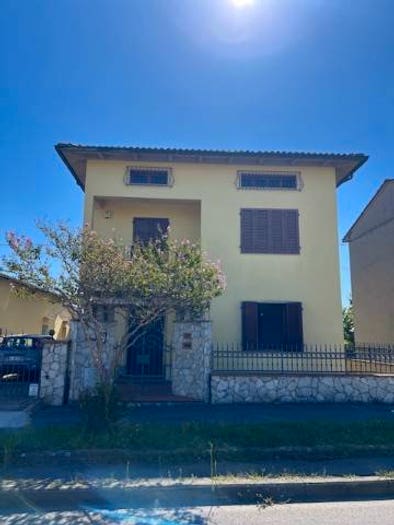 Casa con 6 locali in vendita in Via San Michele, Centro, Agliana