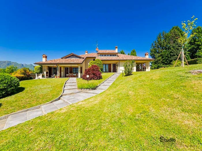 Casa con 6 locali in vendita in Ello