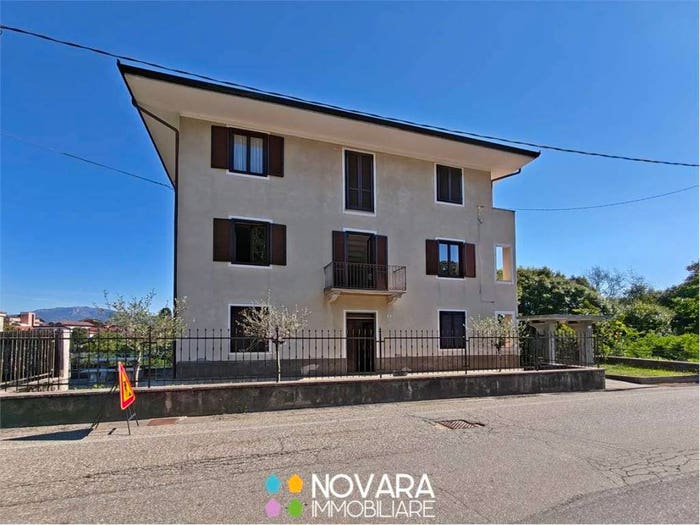 Casa con 6 locali in vendita in Via Salvo D' Acquisto, Centro, Pogno