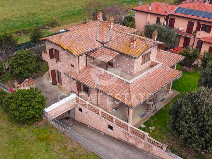 Casa con 6 locali in vendita in Via Salvo D'Acquisto, Contrada Mulino, Castiglione del Lago