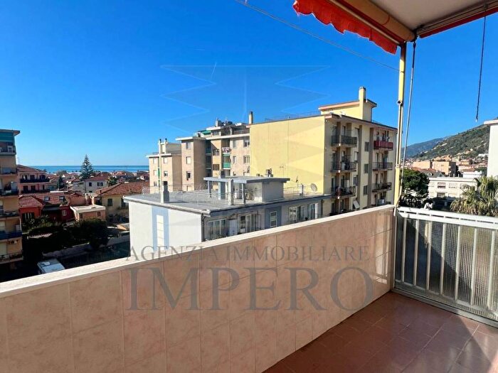 Appartamento quadrilocale in vendita in Via SVincenzo, Centro, Vallecrosia