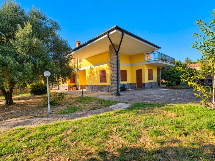 Casa con 6 locali in vendita in Via delle Spinare, Manziana