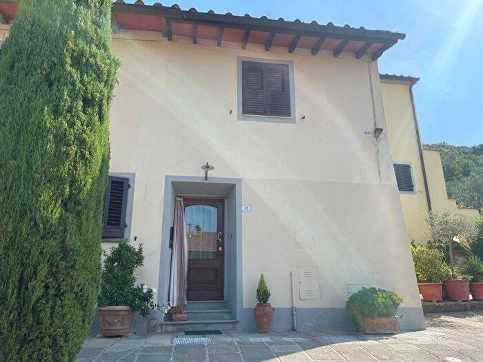 Casa quadrilocale in vendita in Via per Il Poggio Secco, La Macine, Prato