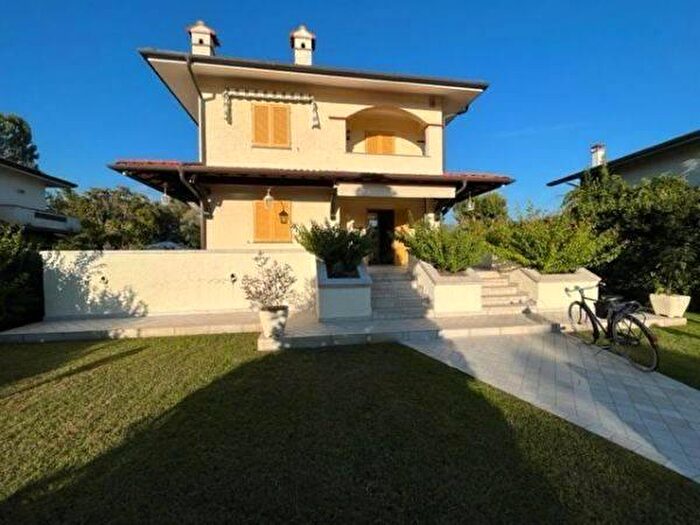 Casa con 10 locali in vendita in Via Michelangelo Buonarroti a, Forte Dei Marmi