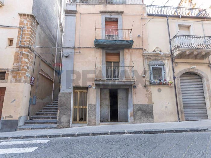 Casa con 6 locali in vendita in via Don Luigi Sturzo, Centro, Caltagirone