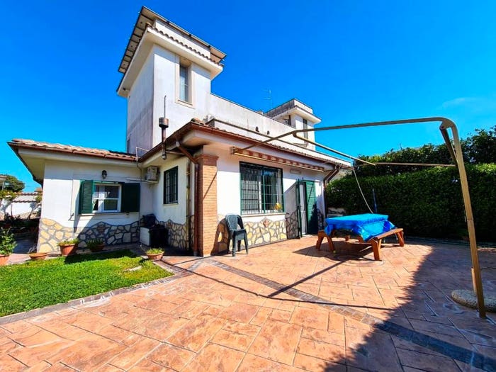 Casa quadrilocale in vendita in Traversa Colle Capitolino, Cocchino, Anzio
