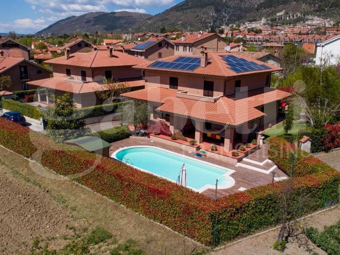 Casa con 6 locali in vendita in Via Allegrini, Gubbio