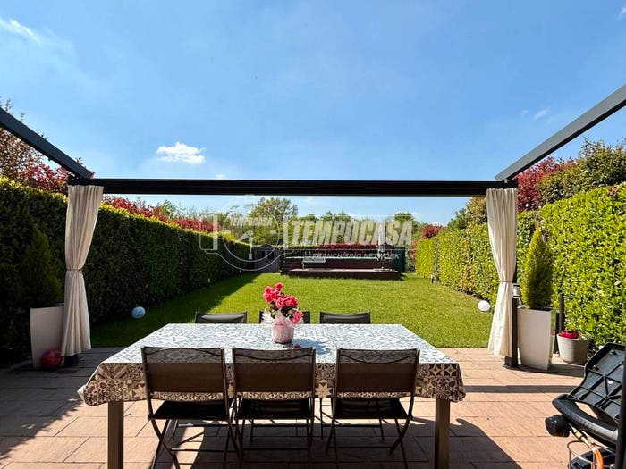 Casa con 5 locali in vendita in Via Foscolo Ugo B, Centro, Casatenovo