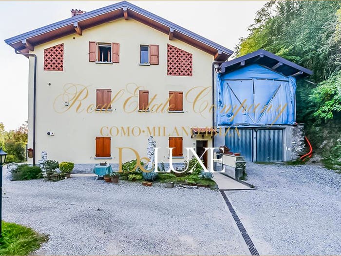 Appartamento trilocale in vendita in Centro, Erba
