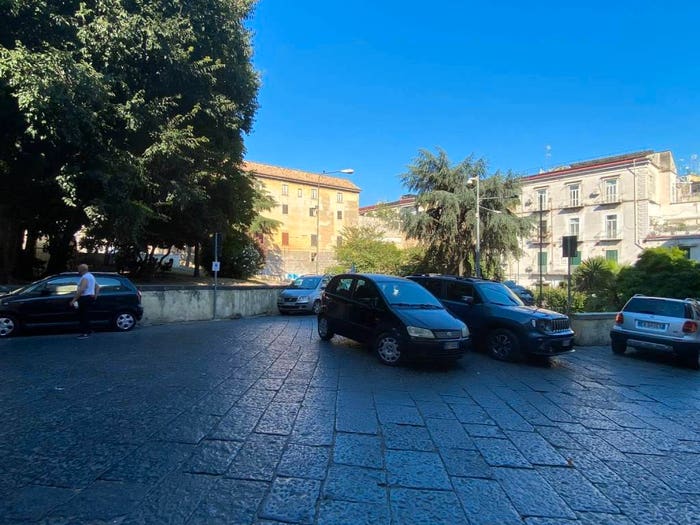 Appartamento trilocale in vendita in Piazza Miracoli, Sanità, Napoli