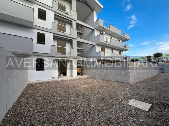 Appartamento trilocale in vendita in Via M Basile, Parete