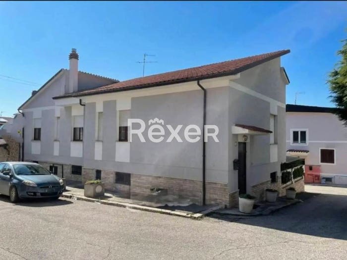 Casa con 6 locali in vendita in Via dei Frati, Cerchio