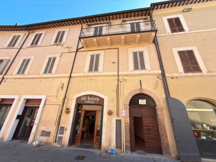 Appartamento quadrilocale in vendita in LARGO FREZZI, Centro Storico, Foligno
