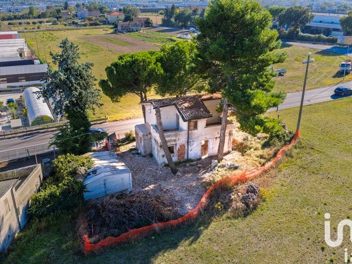 Casa quadrilocale in vendita in Strada provinciale maceratese, Santa Maria Apparente Zona Industriale, Civitanova Marche
