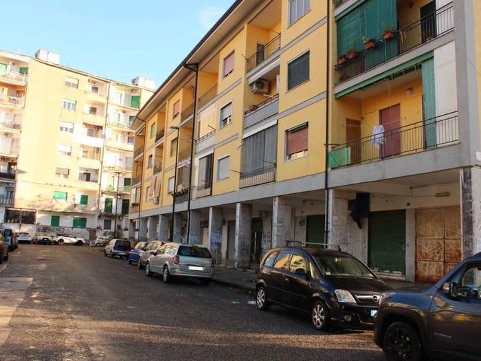 Appartamento con 5 locali in vendita in Via Venezia Giulia, Fuorigrotta, Napoli