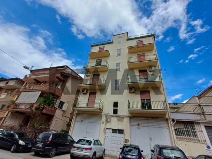 Casa con 6 locali in vendita in viale Stati Uniti, Favara