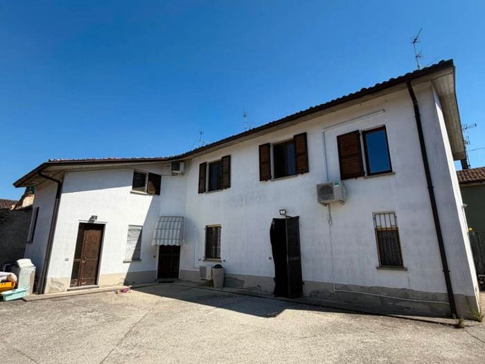 Casa con 6 locali in vendita in Via Roma, Azzanello