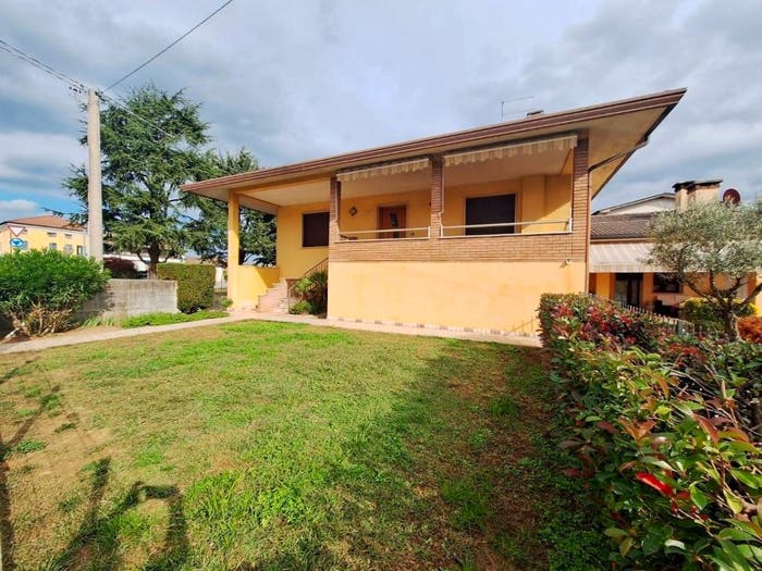 Casa con 6 locali in vendita in Via Vittorio Alfieri, Gazzo