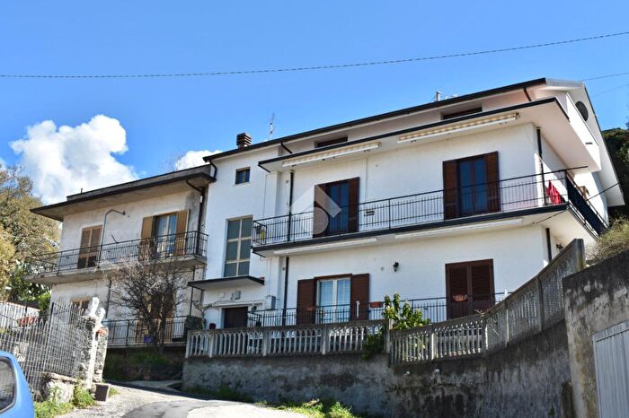 Casa con 7 locali in vendita in Via Melissa, Paola