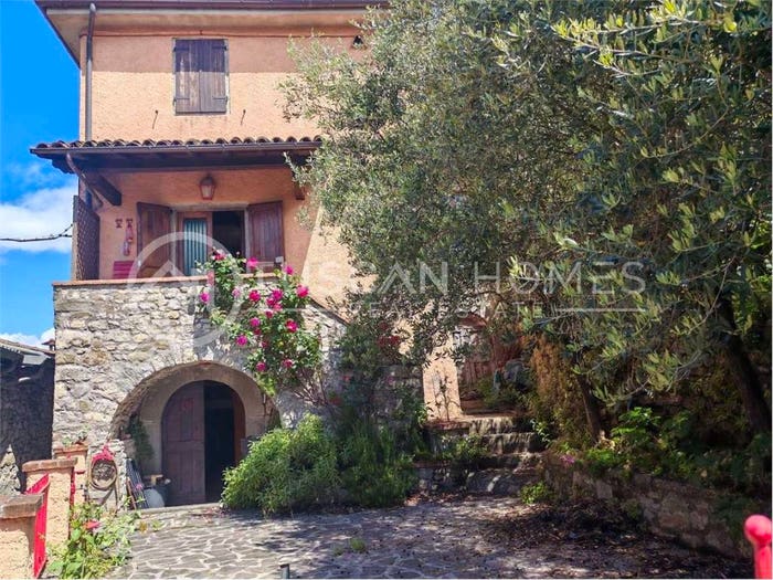 Casa con 6 locali in vendita in via roma, Fosciandora