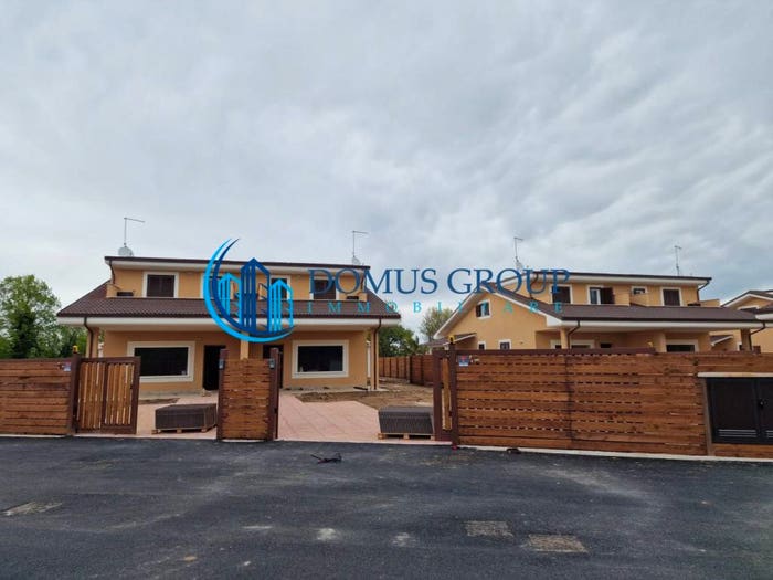 Casa quadrilocale in vendita in Via della Luna, Marina di San Nicola, Ladispoli