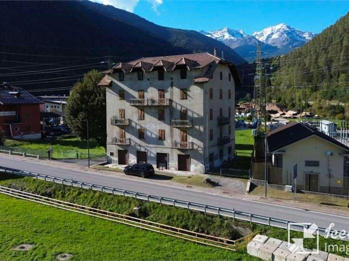 Casa con 6 locali in vendita in via III Novembre, Ossana