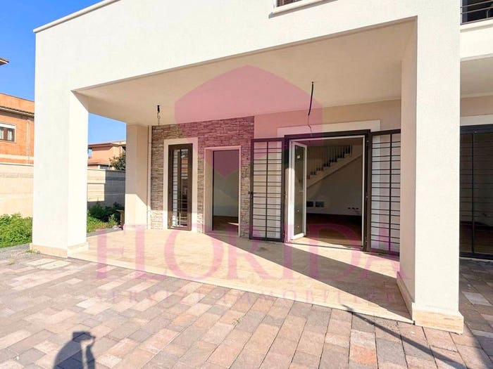 Casa quadrilocale in vendita in Viale delle Viole, Villaggio Giornalisti Poggio, Anzio