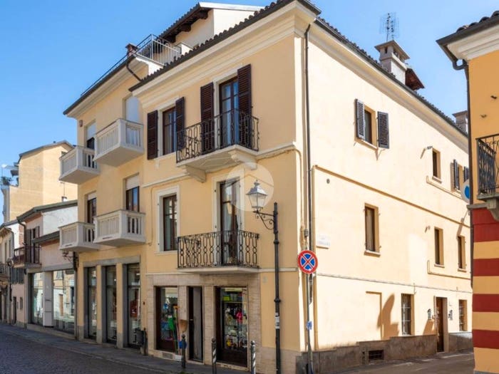 Appartamento quadrilocale in vendita in Via N S della Scala, Centro Storico, Chieri