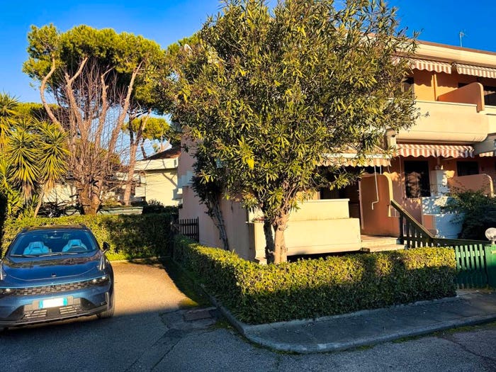 Casa quadrilocale in vendita in Viale Roma, Marina di Massa Centro, Massa