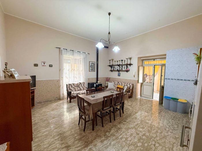 Appartamento con 6 locali in vendita in Via Maggio, Mondragone