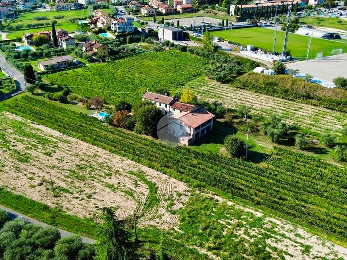 Casa con 6 locali in vendita in Via Risare, Garda