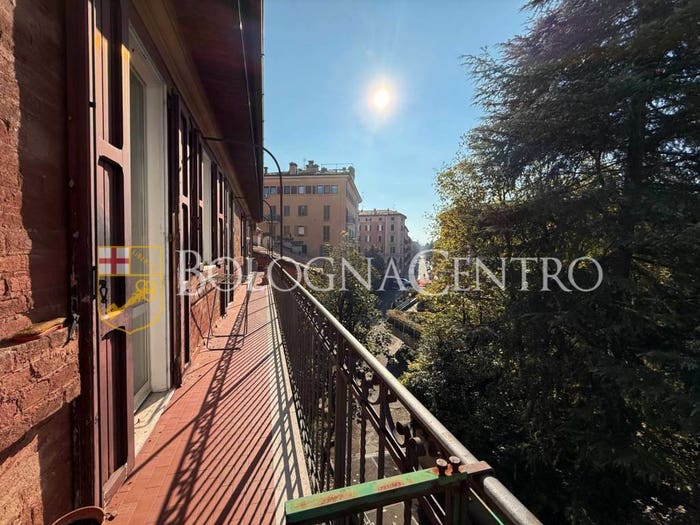 Appartamento con 5 locali in vendita in Via Del Chiu', Saffi, Bologna