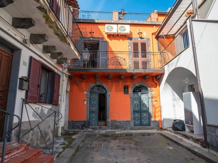 Casa trilocale in vendita in Piazza Piano Torre, Calatabiano