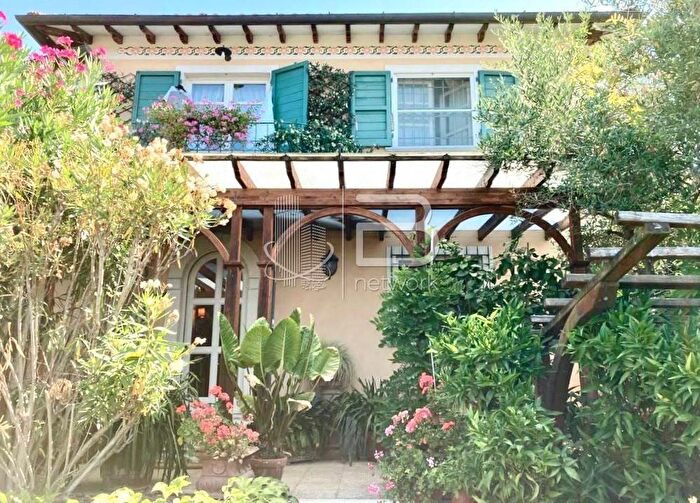 Casa con 10 locali in vendita in Via Risciolo, Pietrasanta