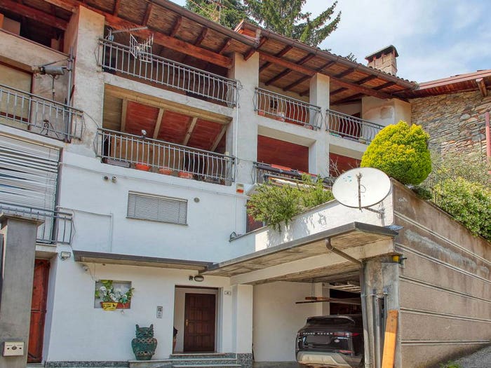 Casa con 6 locali in vendita in Via Gaggio, Marchirolo