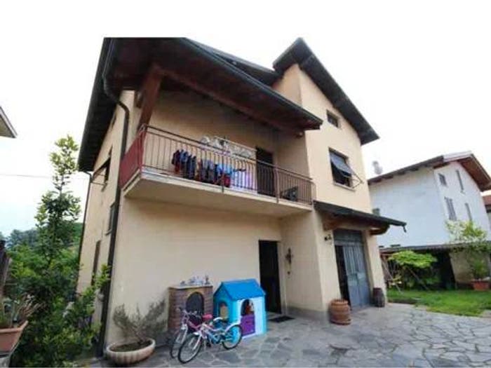 Casa con 6 locali in vendita in Via Garibaldi, Fenegrò