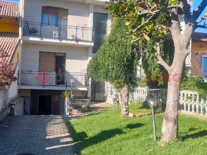 Casa con 6 locali in vendita in Via Borletti, Piscina