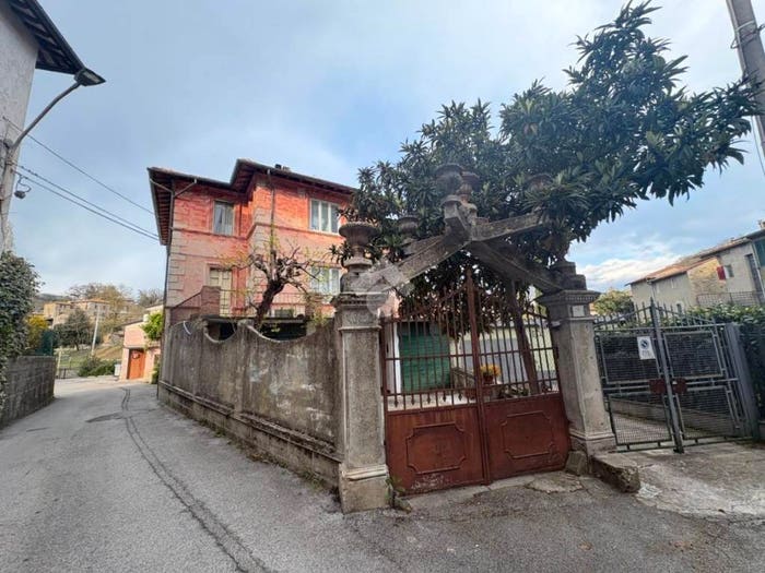 Casa con 6 locali in vendita in Via dell'Asciola, Pianello, Perugia