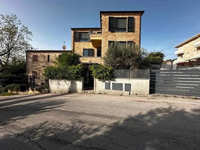 Casa con 6 locali in vendita in Strada Comunale Vallasciano, Centro, Fermo