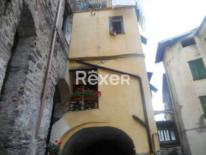 Casa con 6 locali in vendita in Vicolo Carriera Piana, Centro, Pigna