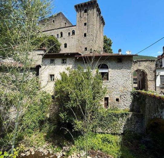 Casa quadrilocale in vendita in Via Montello, Fivizzano
