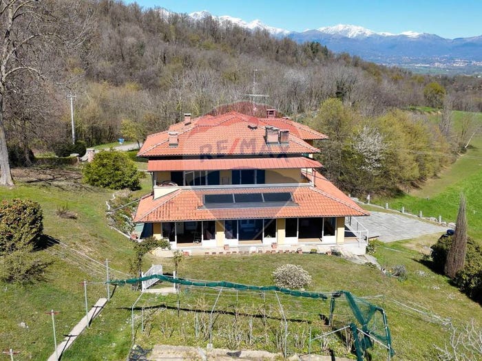 Casa con 6 locali in vendita in Via Marconi, Magnano