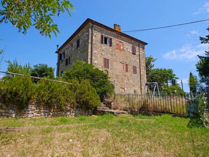 Casa con 6 locali in vendita in Bucine