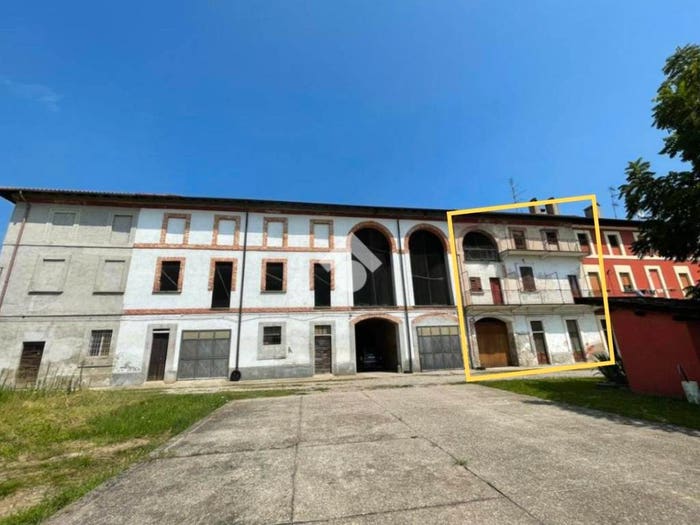Casa con 6 locali in vendita in Via Mezzomerico, Oleggio