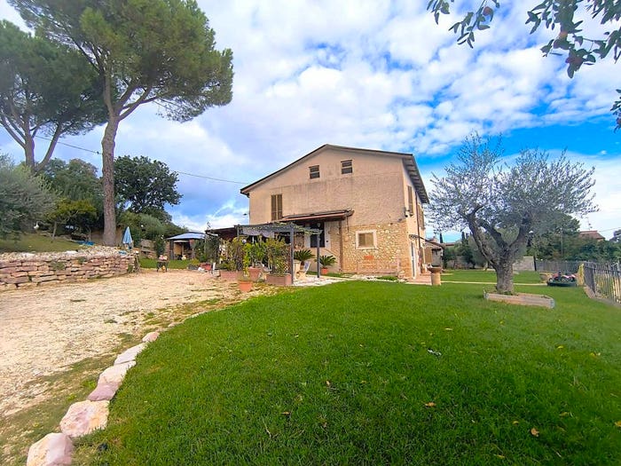Casa con 6 locali in vendita in Località Fabbri, Montefalco