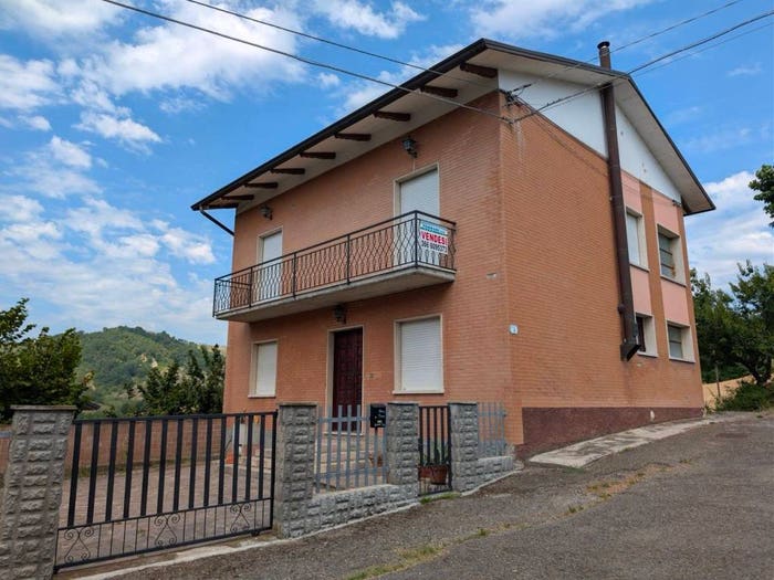 Casa con 6 locali in vendita in Via Ospedale Sotto, Baiso