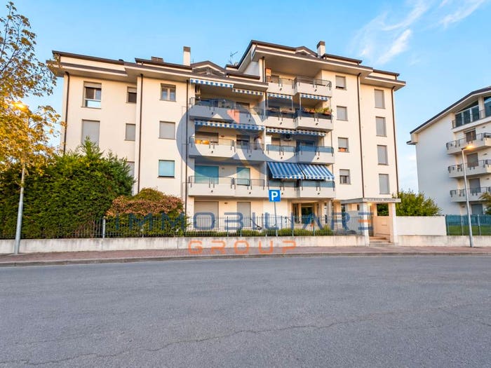 Appartamento trilocale in vendita in Via Luigi Einaudi, Cento Paese, Cento