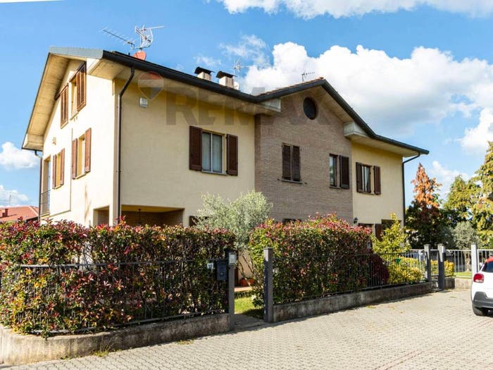 Casa quadrilocale in vendita in via Sironi, Renate