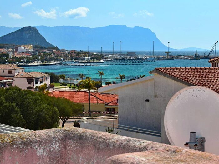 Casa con 6 locali in vendita in Via Ettore Pais, Golfo Aranci