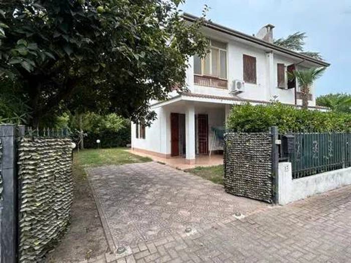 Casa quadrilocale in vendita in Viale Dante Alighieri, Lido degli Estensi, Comacchio
